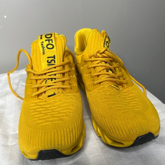 Lightly worn gym sneakers - Picture 4 of 4